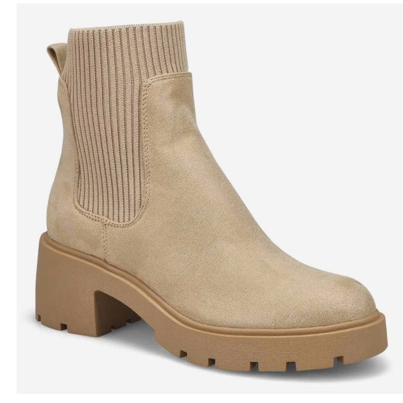 Steve Madden Women’s Halona Chelsea Boot. - Picture 2 of 9